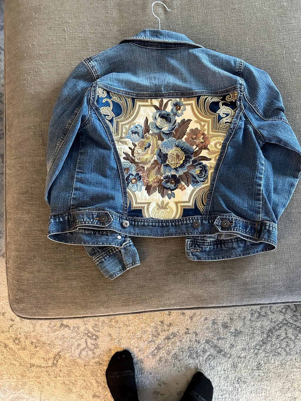 Denim jacket with quilted back velvet